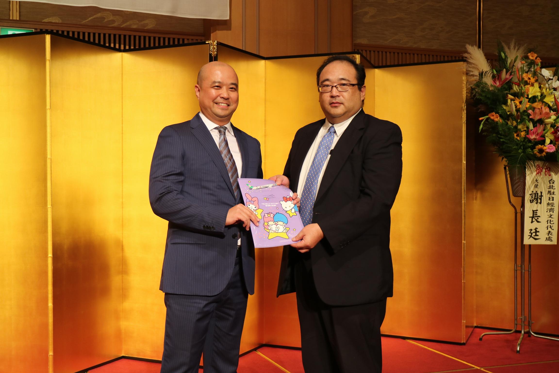 エバー航空福岡支店長耿則興（左）とエバー航空航空券受賞者
