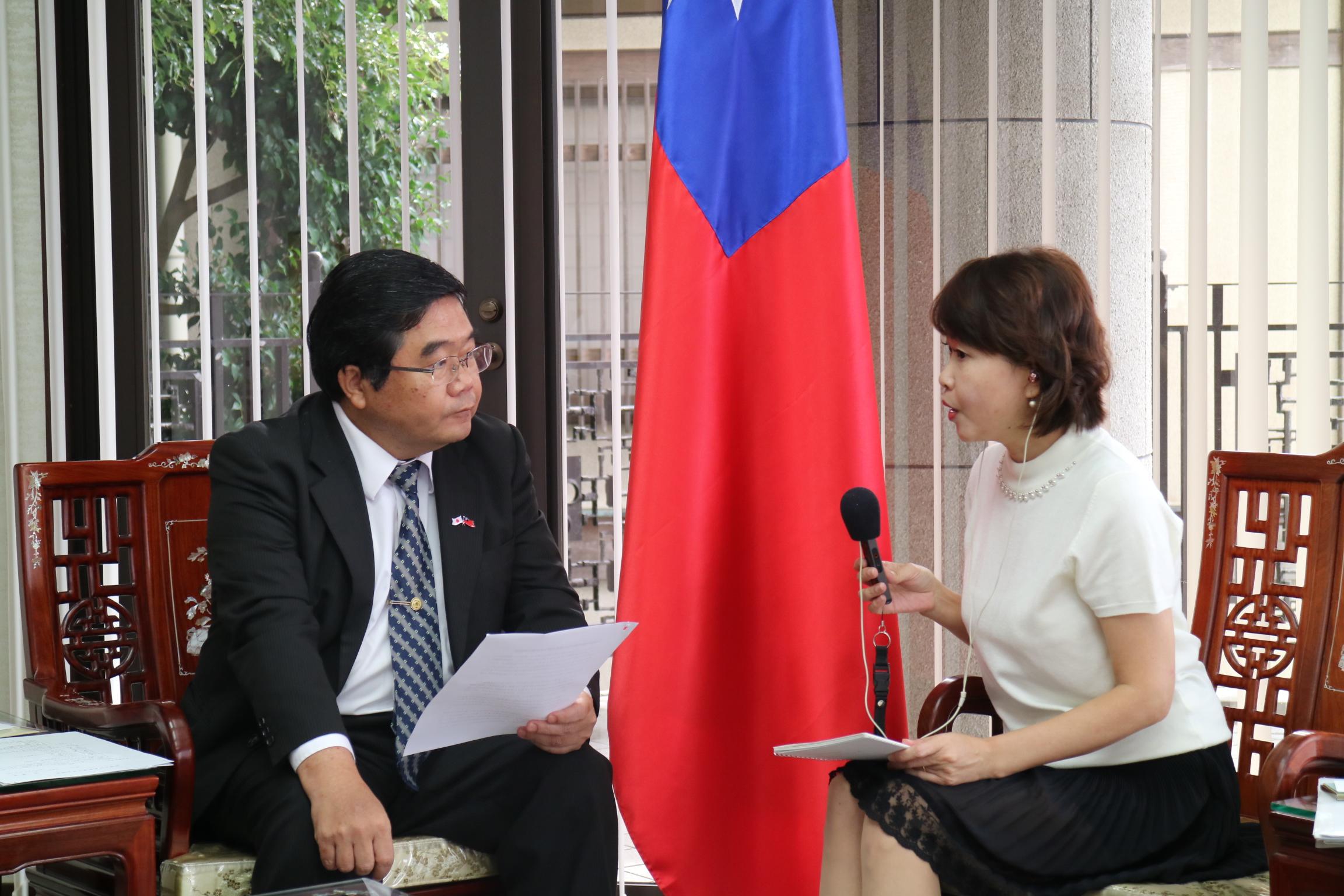 10月17日、戎総領事がRKB每日放送レポータ村上幸子によるインタビュー取材
