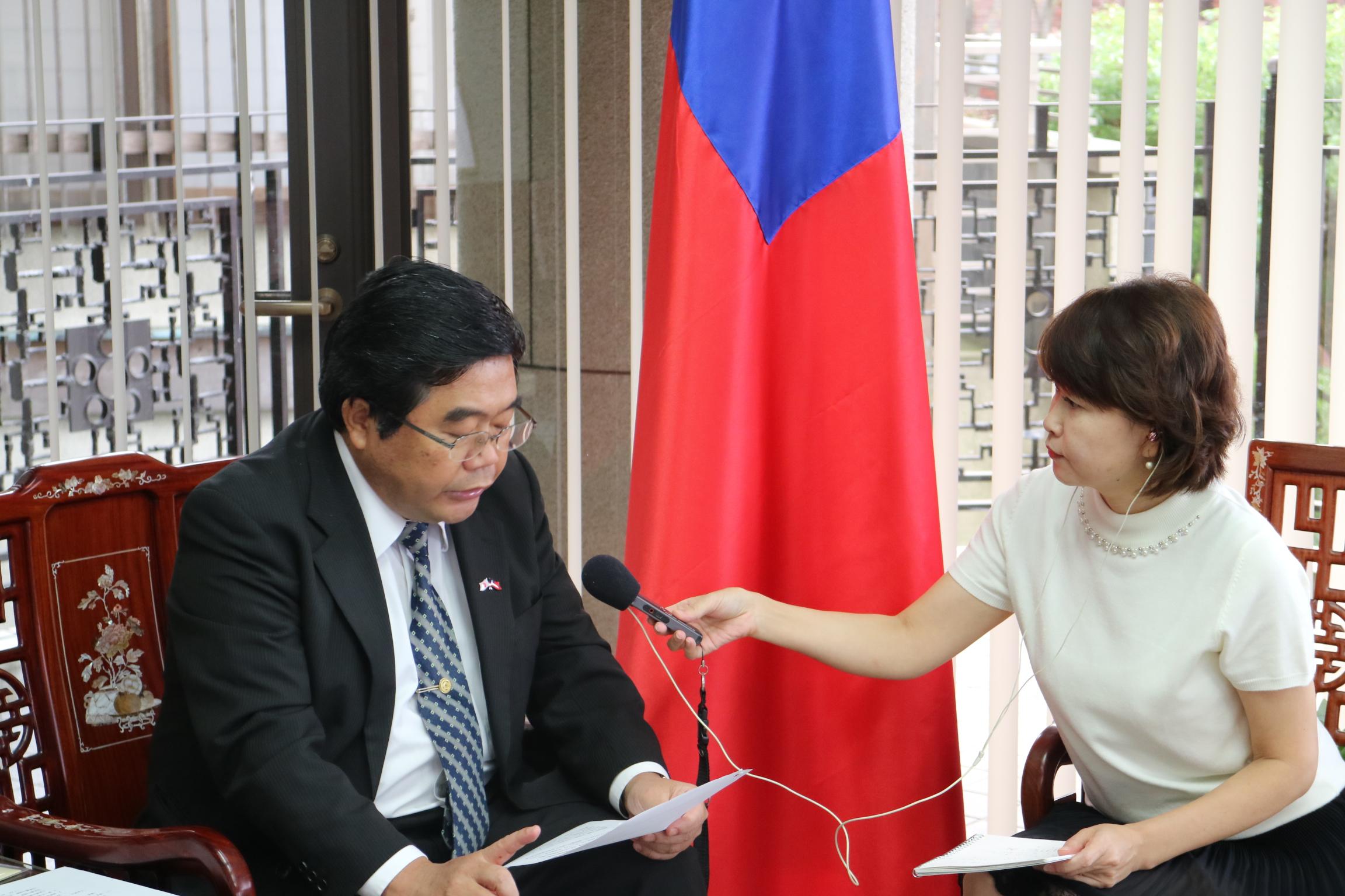10月17日、戎総領事がRKB每日放送レポータ村上幸子によるインタビュー取材