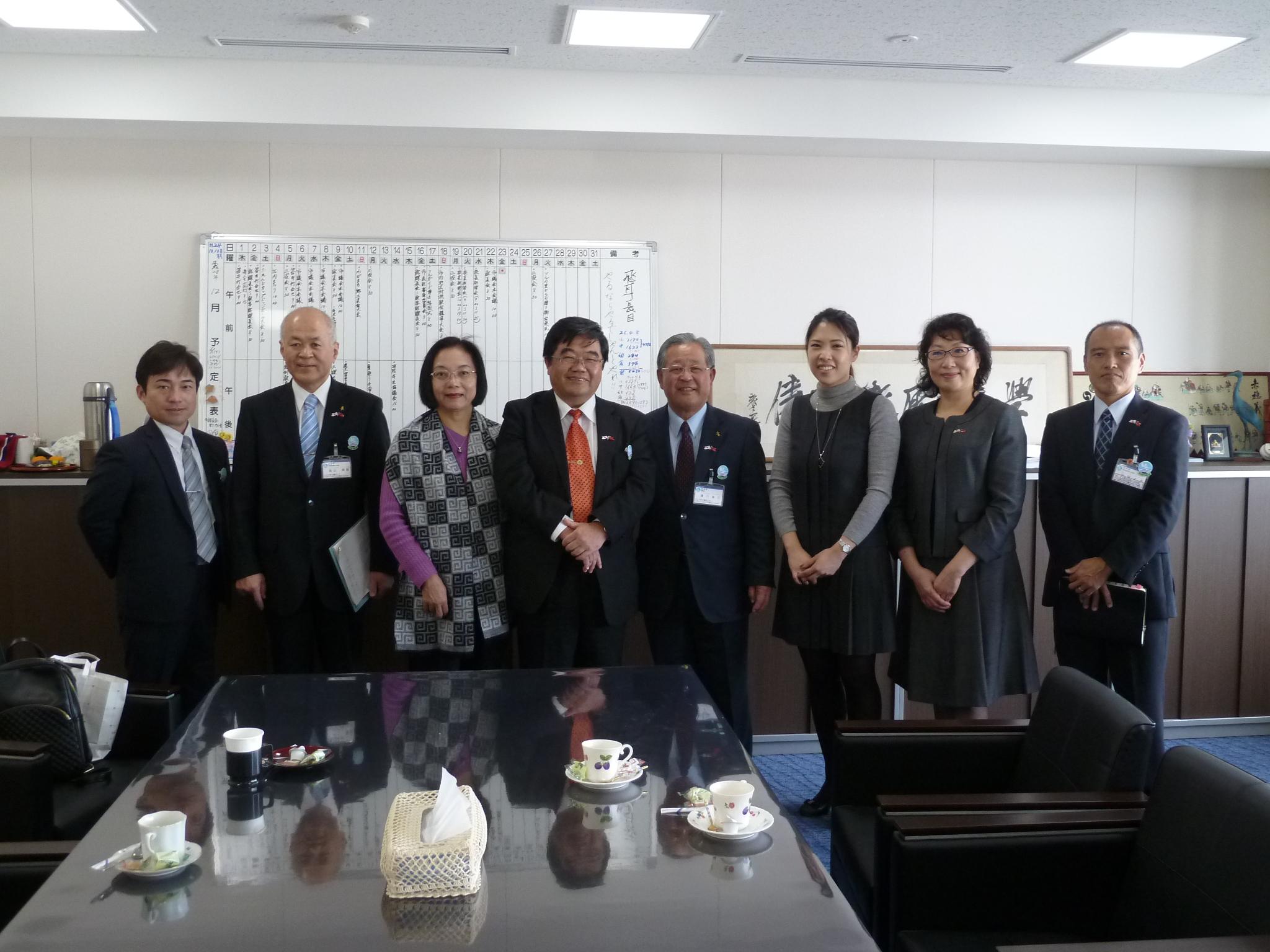 出水市溝口省三教育長（右から4番目）