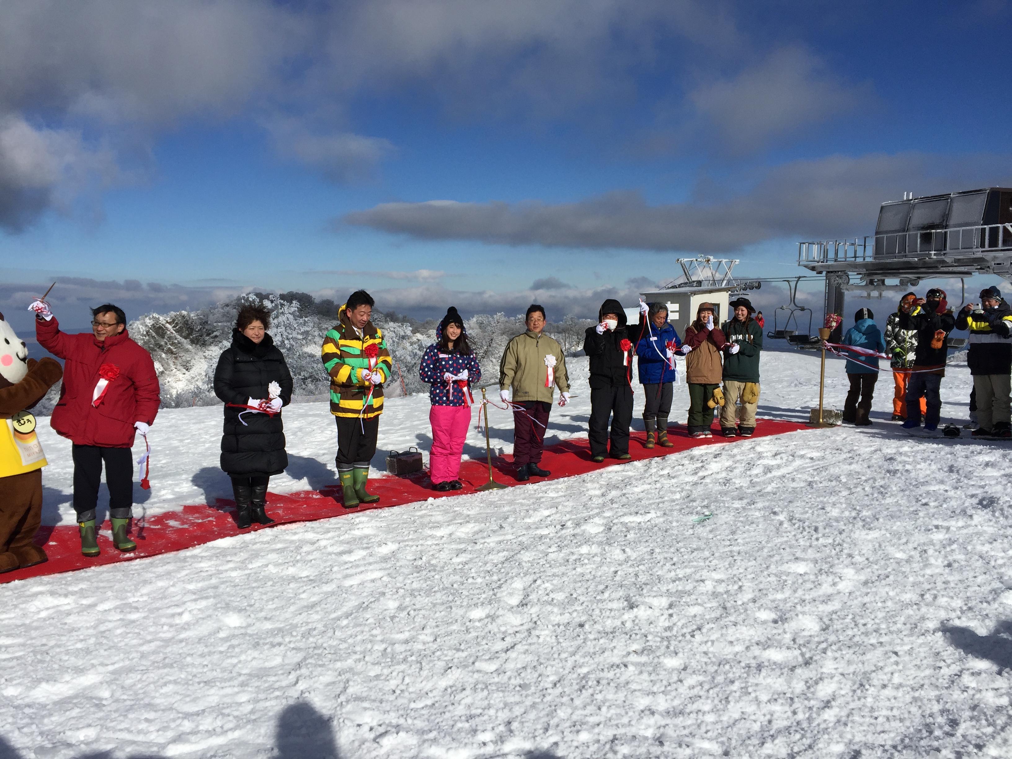 12月16日、戎総領事が宮崎県五ヶ瀬観光協会による主催の「五ヶ瀬ハイランドスキー場開幕式」に出席。