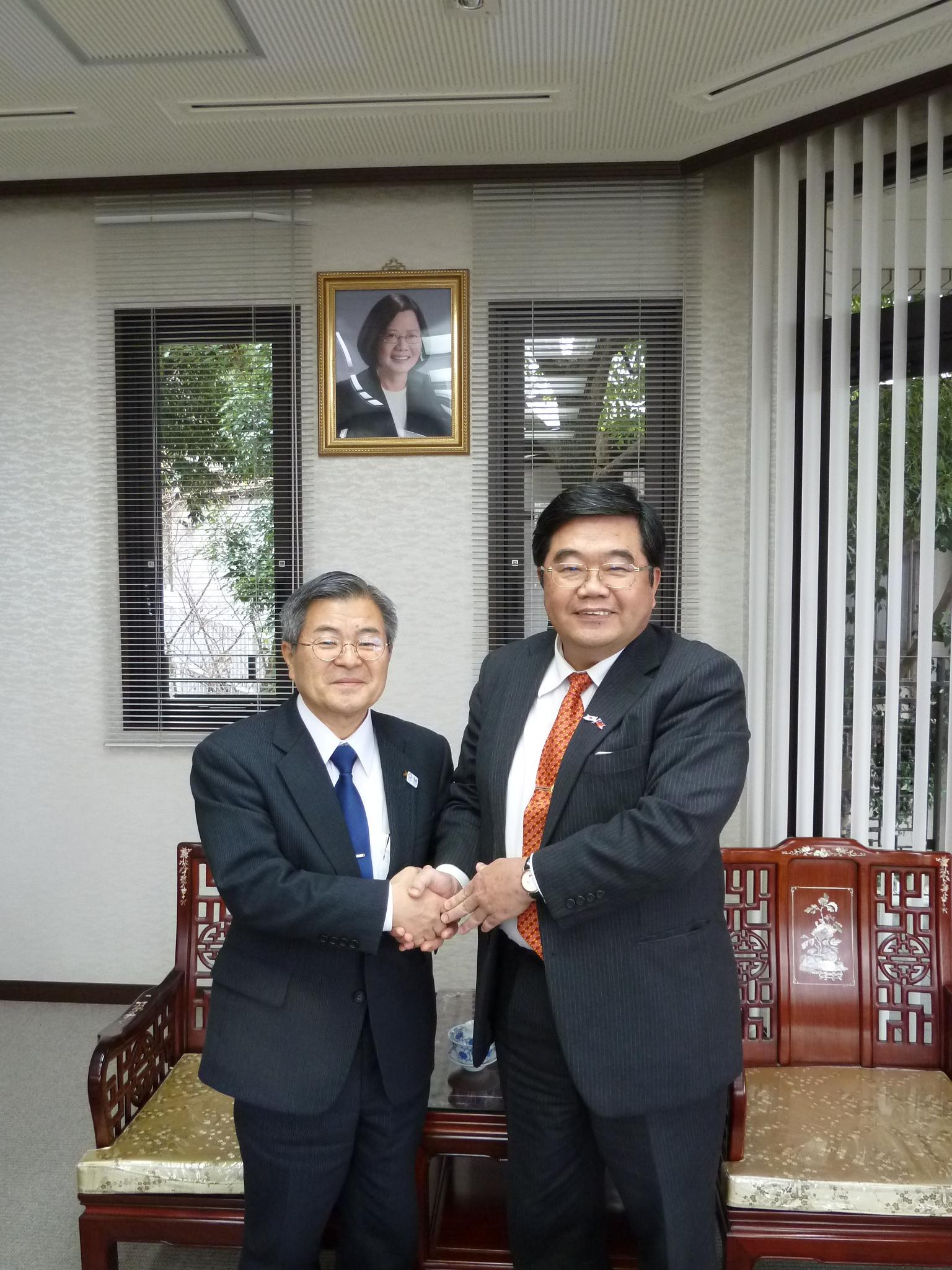 宮崎県稲用博美副知事（左）