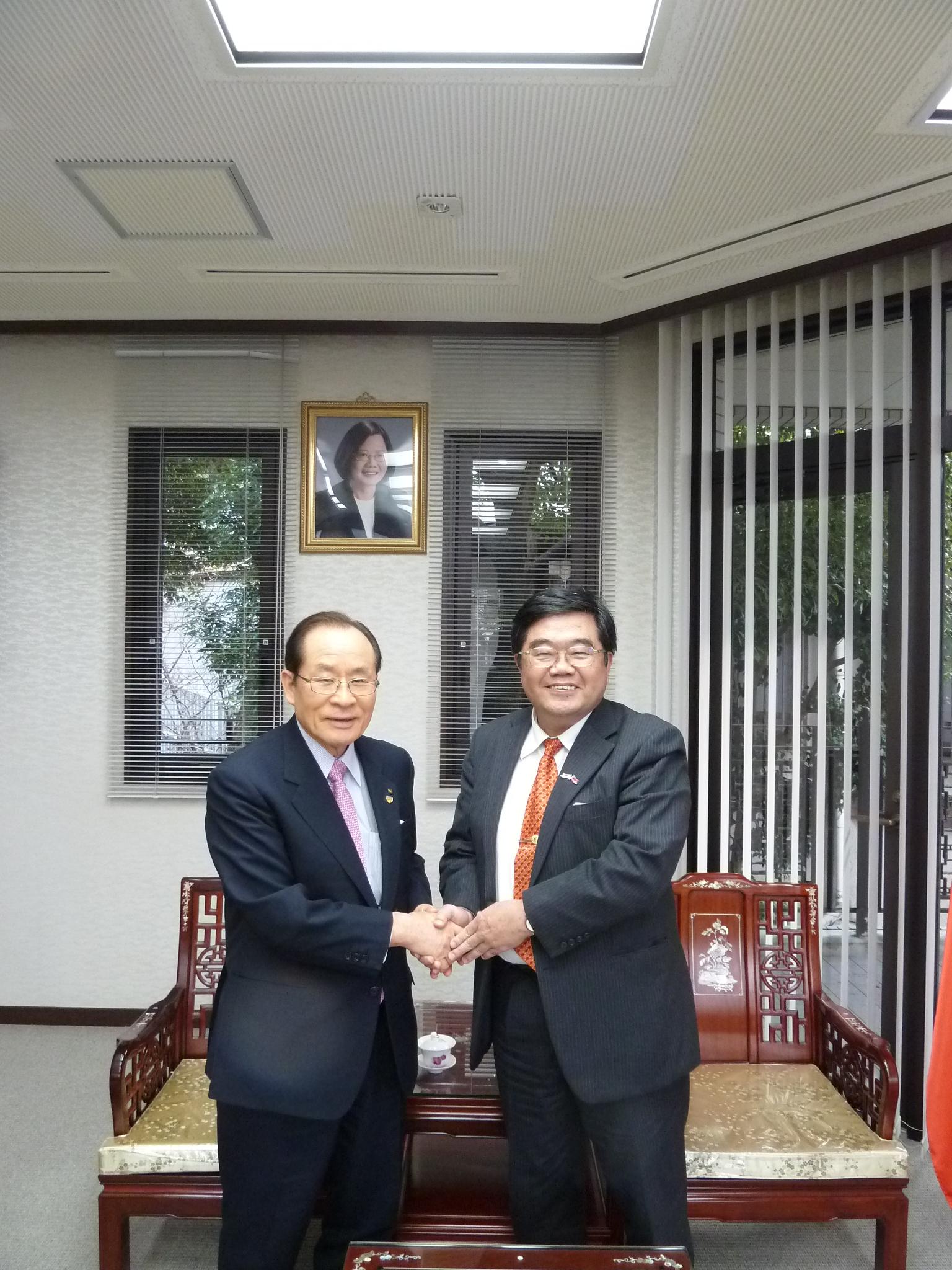 佐世保市朝長則男市長（左）