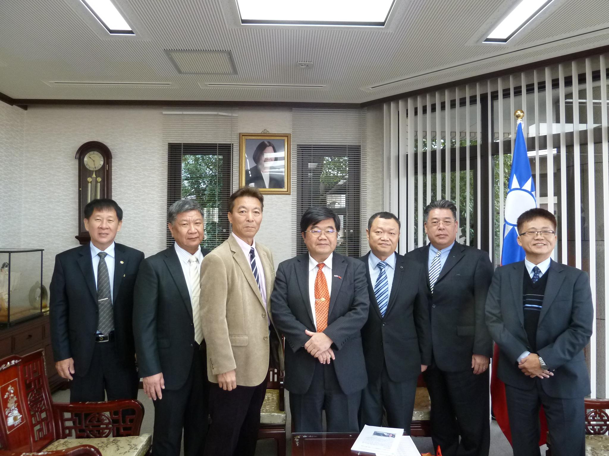 1月18日、博洋自動車株式会社吉田佳史代表取締役、嘉馬汽車有限公司呂文瑞總經理等一行計6名が戎総領事を表敬訪問。