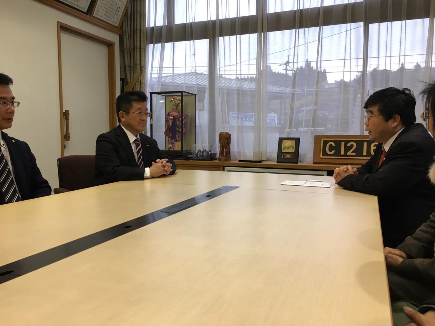 1月30日、戎総領事が五ヶ瀬原田俊平町長と宮崎信雄副町長を表敬訪問。日台相互の観光と青少年の交流について意見交換をする。