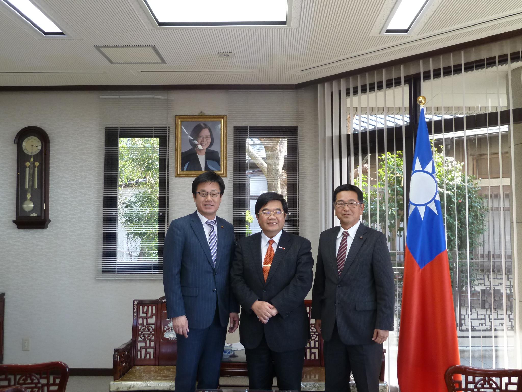 熊本市議会中華民国友好議員連盟会長原口亮志（右）、副会長高本一臣（左）