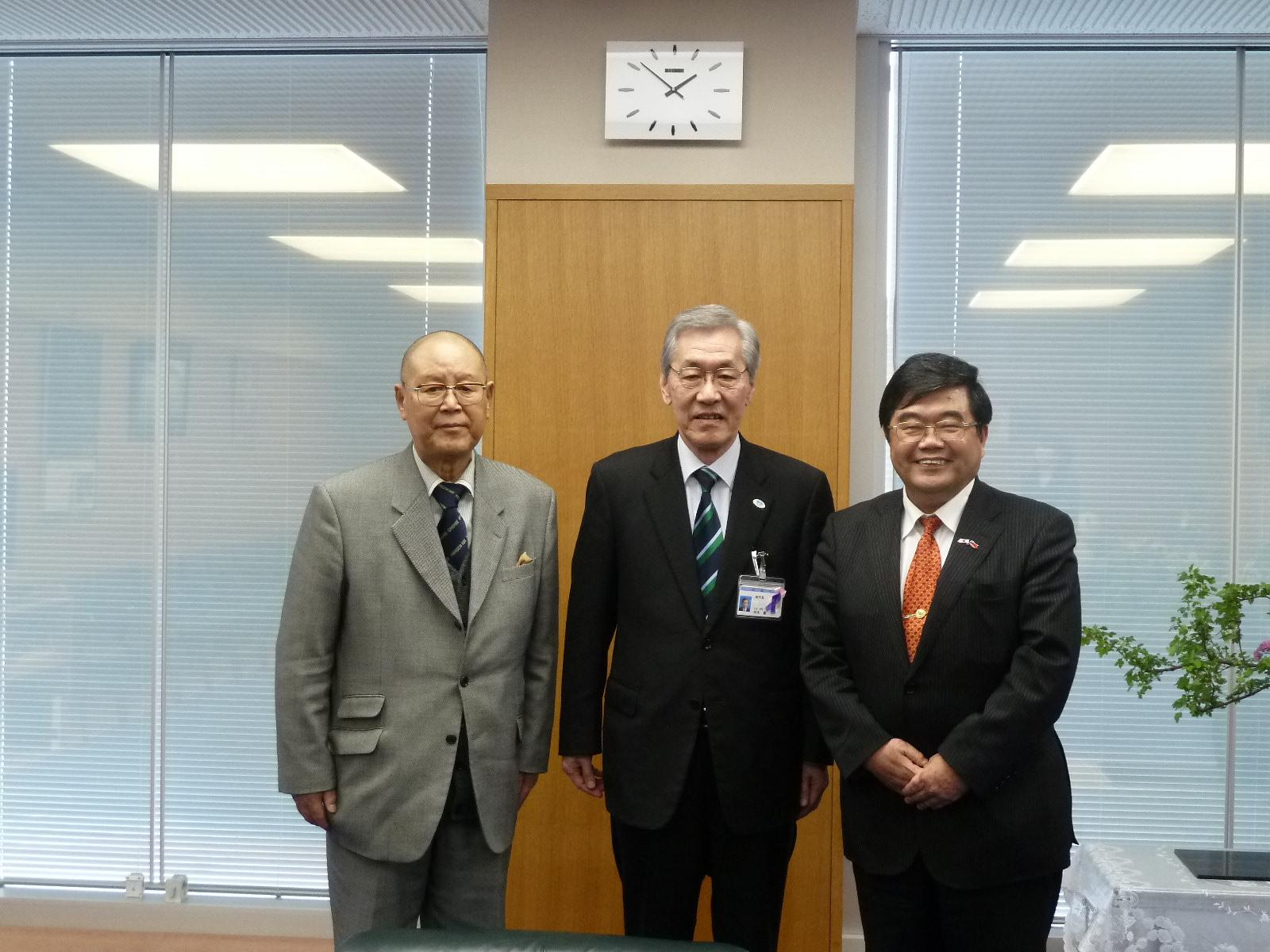 岩国市白木勳副市長（中）