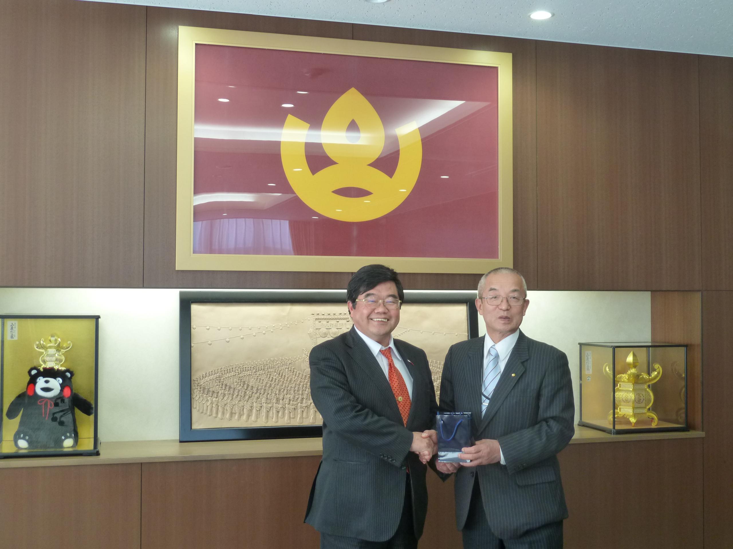 山鹿市中嶋憲正市長（右）