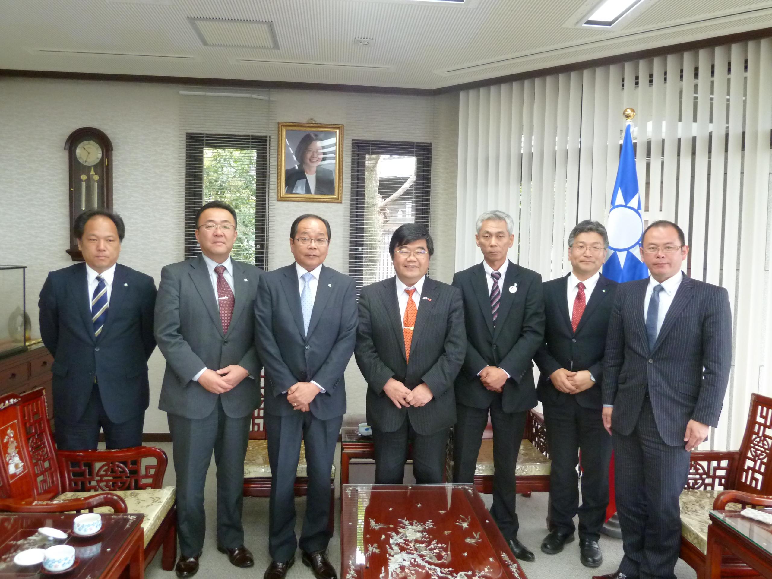 4月20日、美祢市観光部西田良平部長、末岡竜夫次長、観光振興課早田忍課長、総合政策部繁田誠部次長、総務課佐佐木昭治課長、観光交流事務所吉川和則所長等一行計6名が戎総領事を表敬訪問。