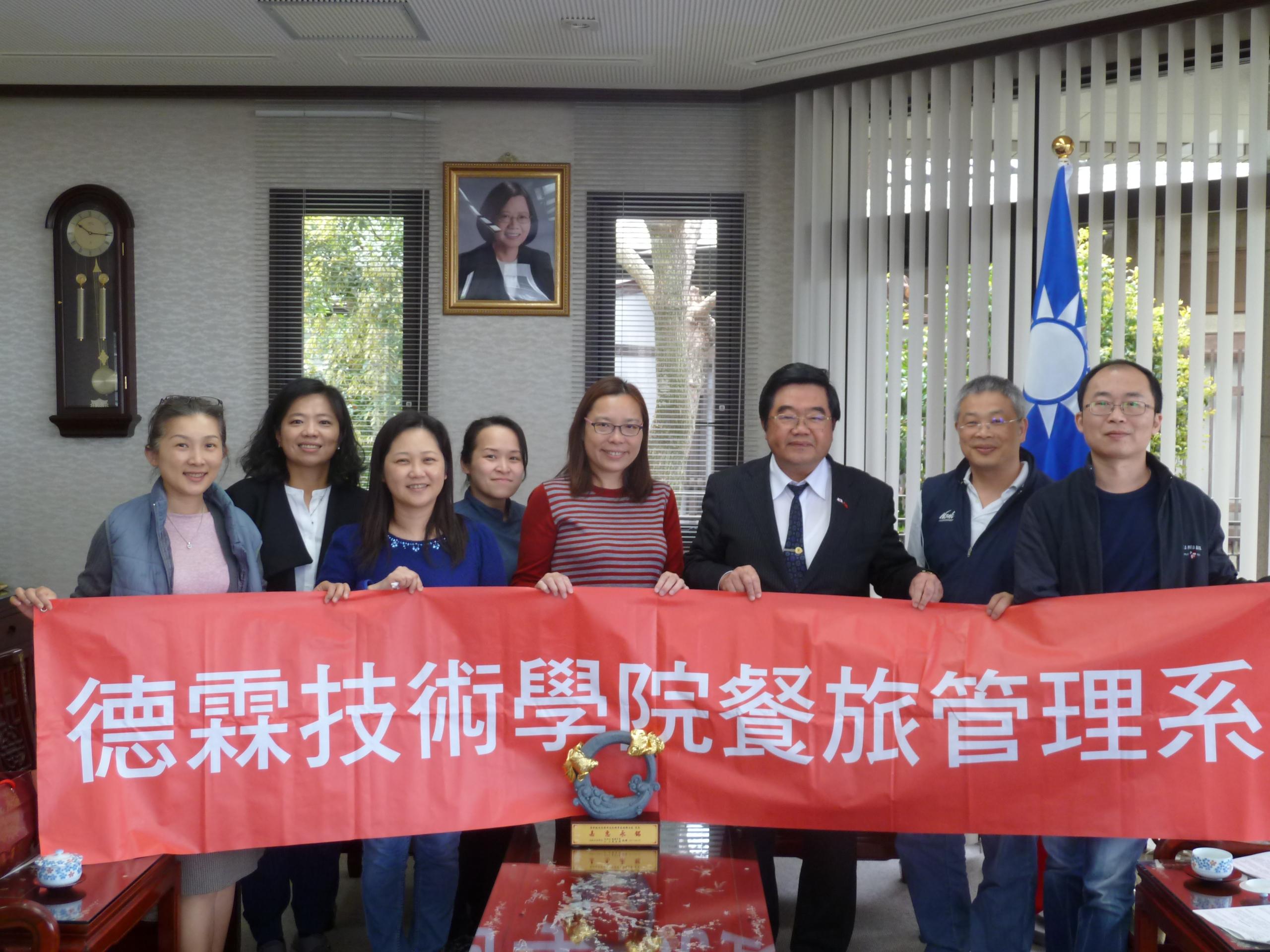 4月21日、德霖技術学院劉小瑋先生等一行計7名が戎総領事を表敬訪問、昨年熊本大地震時救助への感謝。
