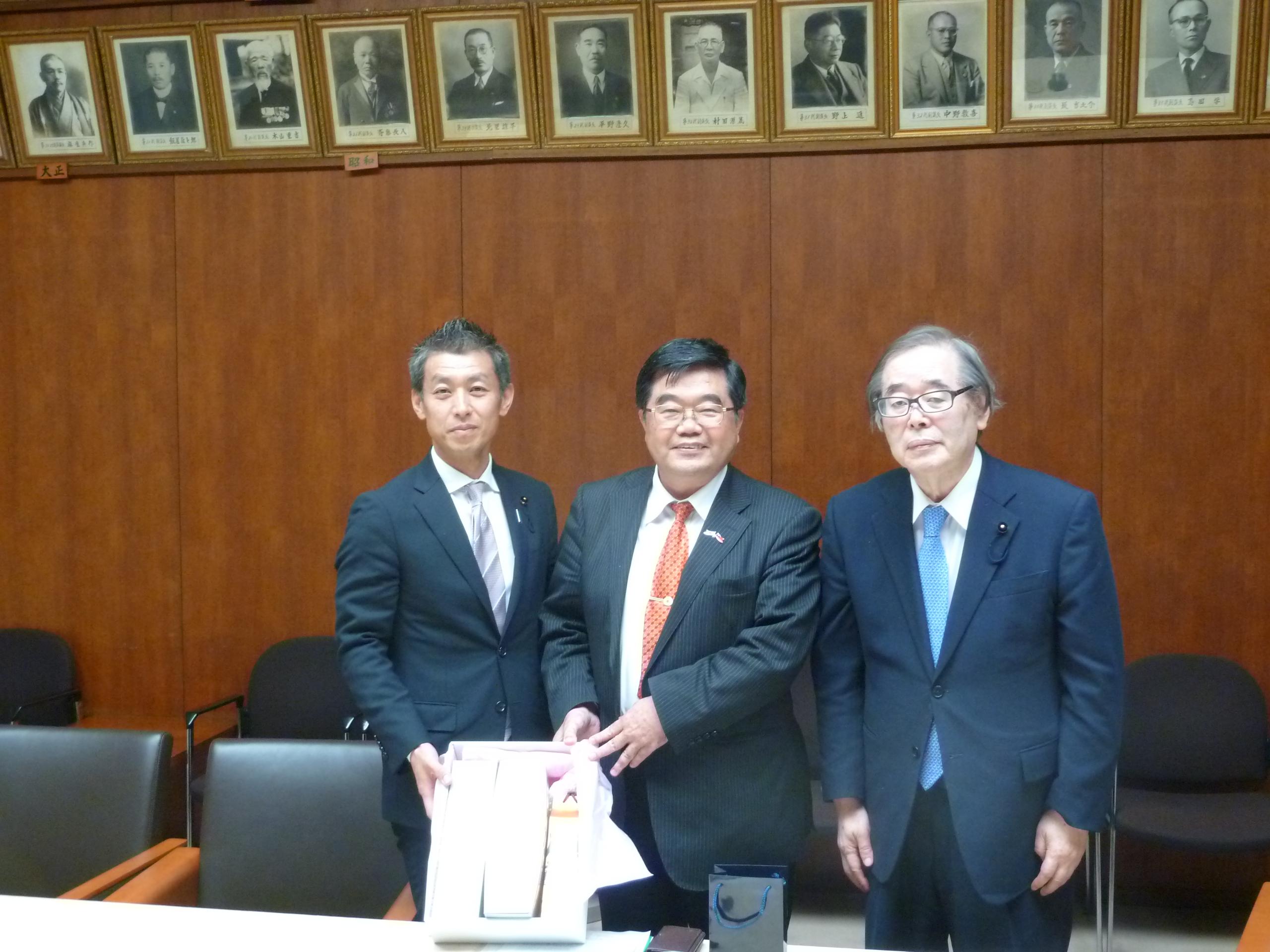 熊本県議会溝口幸治議員（左）