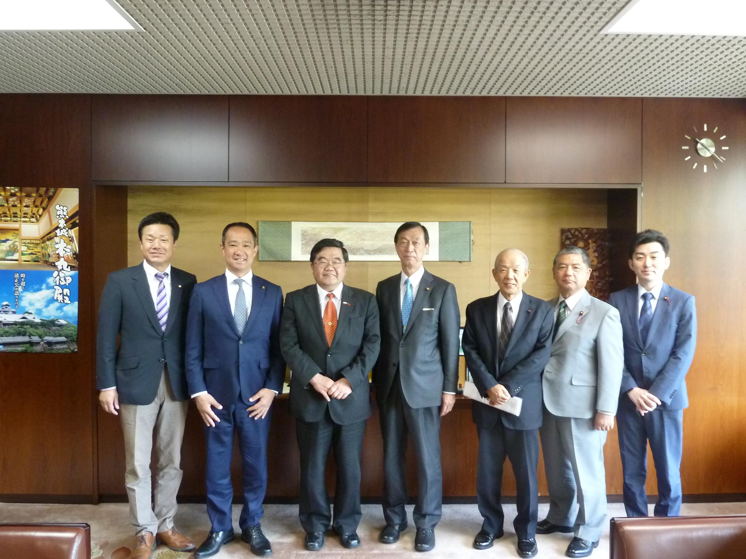 熊本市議会澤田昌作議長（左二）