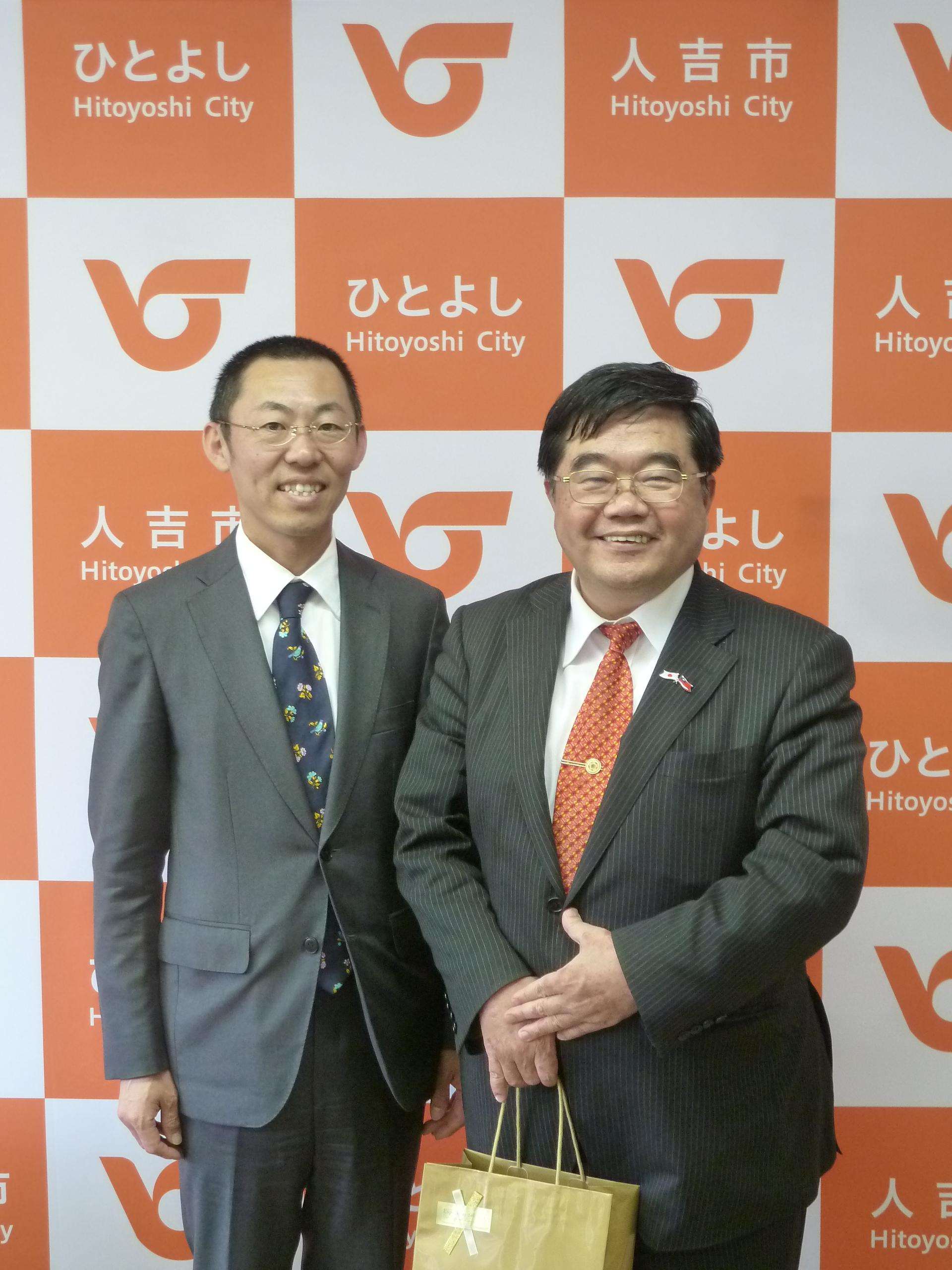 人吉市松岡隼人市長（左）