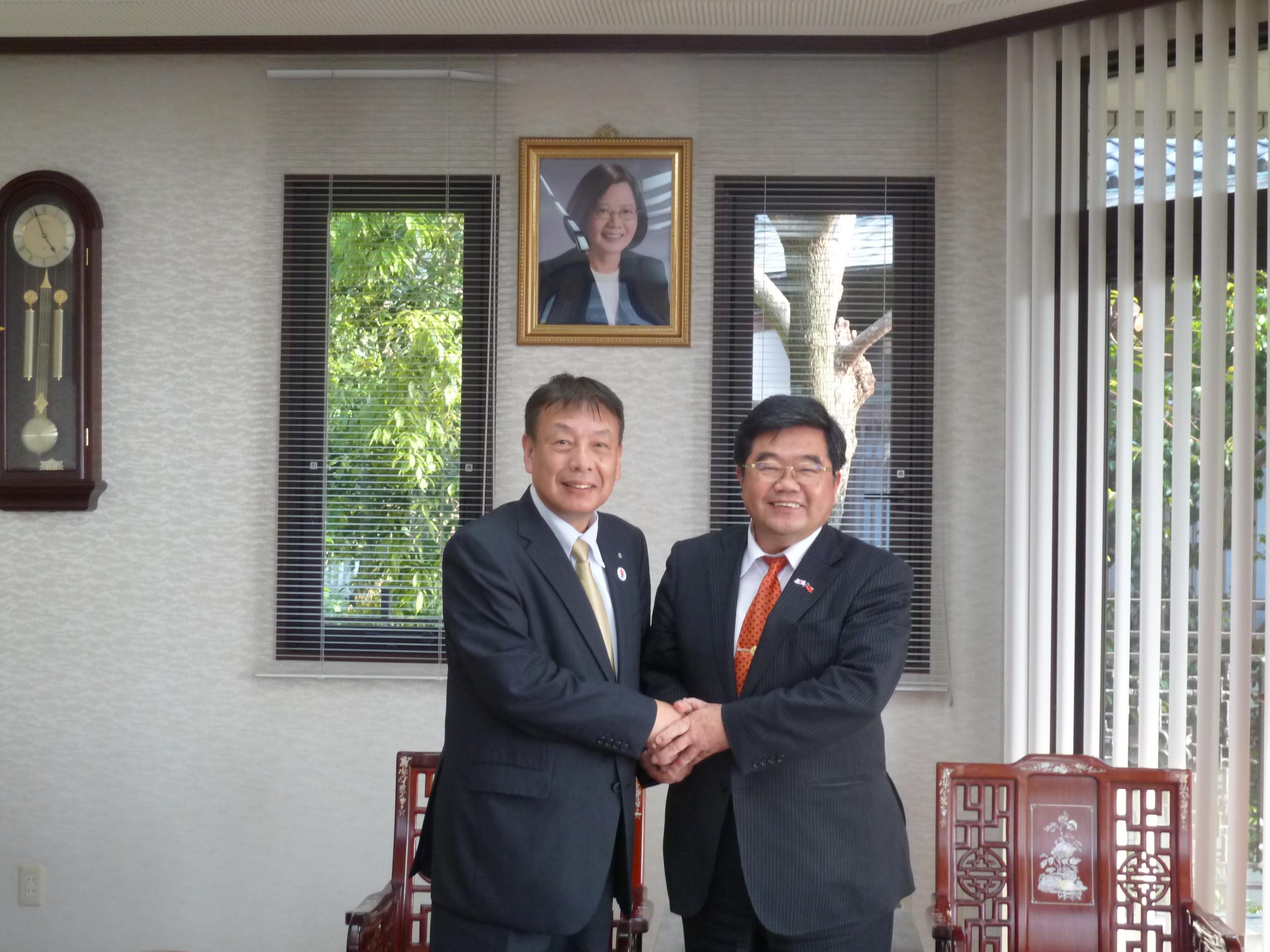 熊本県長洲町中逸博光町長（左）