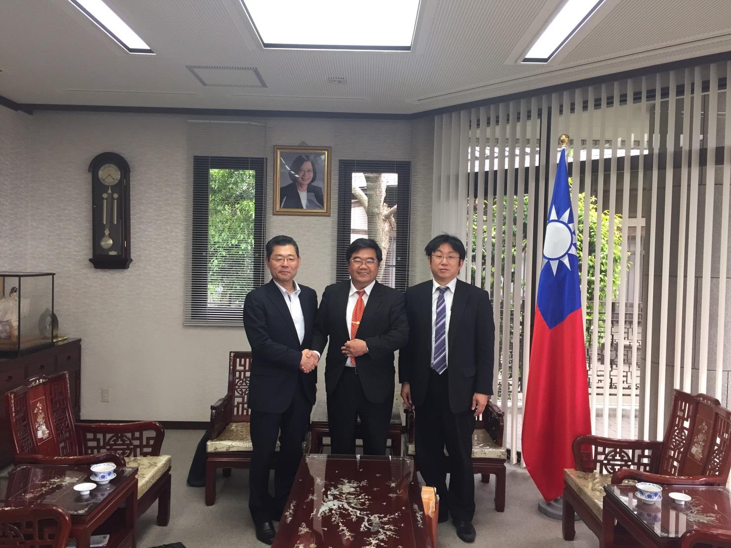 佐賀県庁村山仁志地域交流部副部長(左)