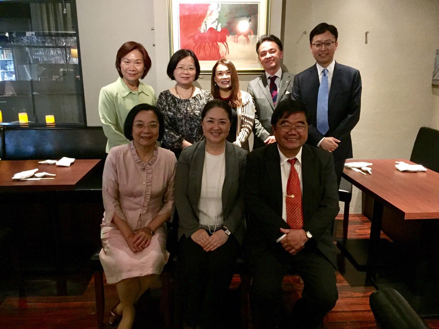 株式会社博多大丸代表取締役社長柚木和代（前の列、中）