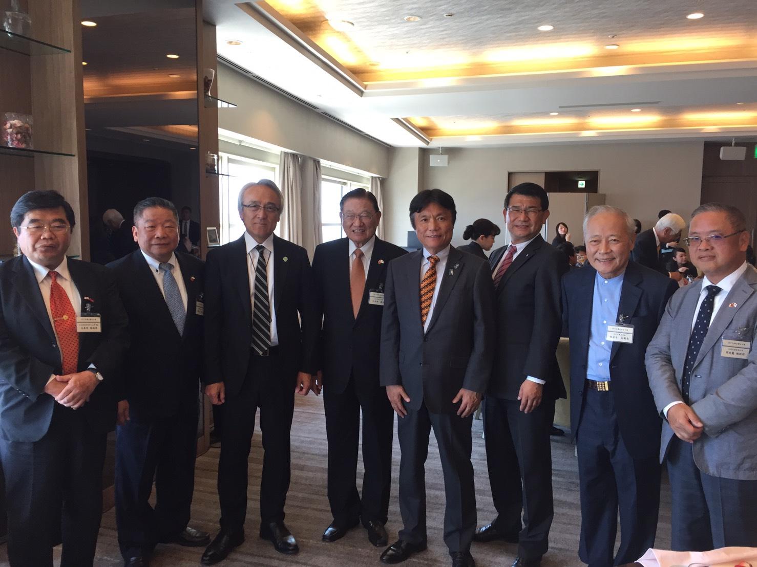 中華民国三三企業交流会理事長江丙坤(左四)