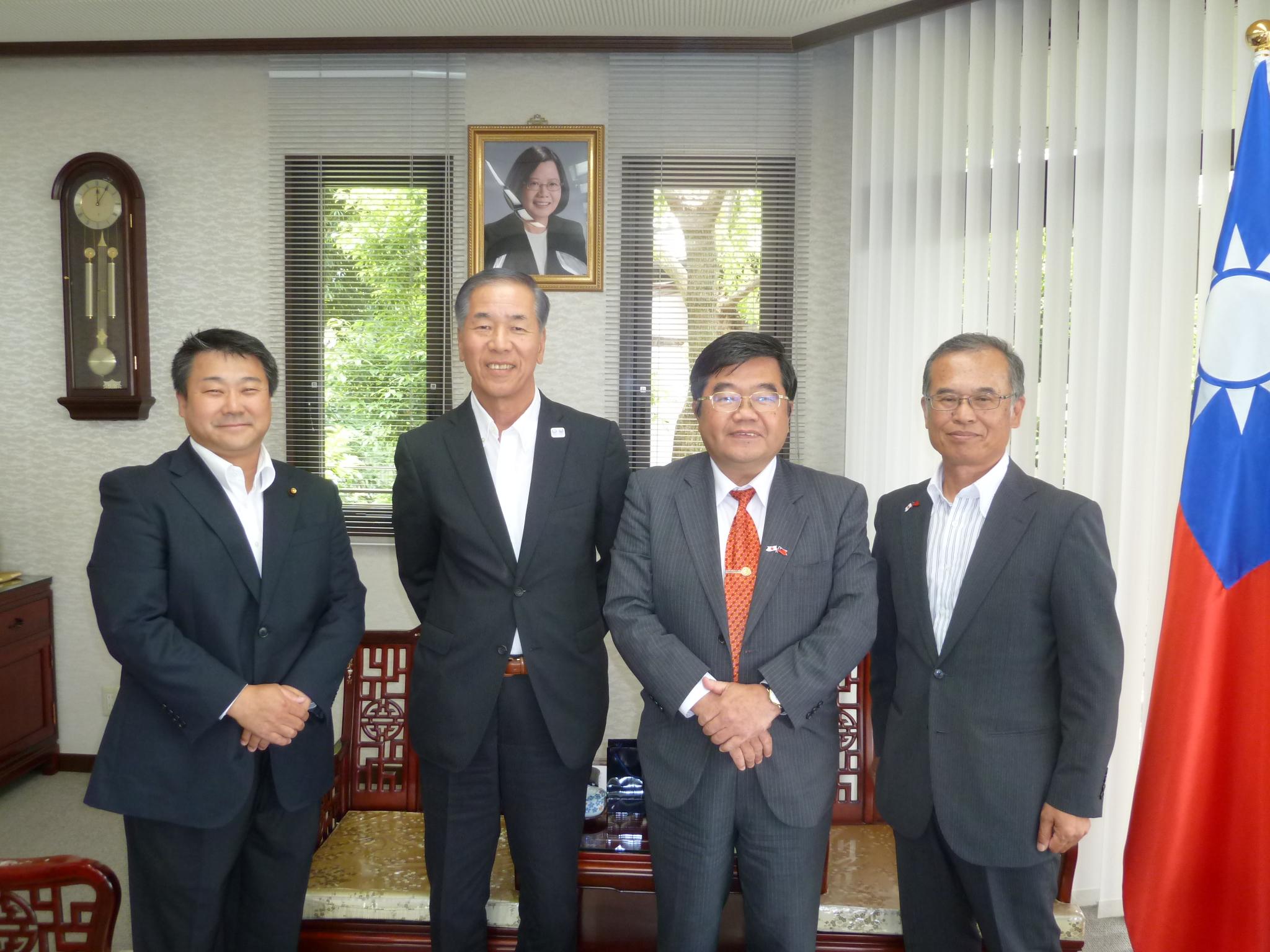 宮崎日台親善協会須本能文会長（左二）