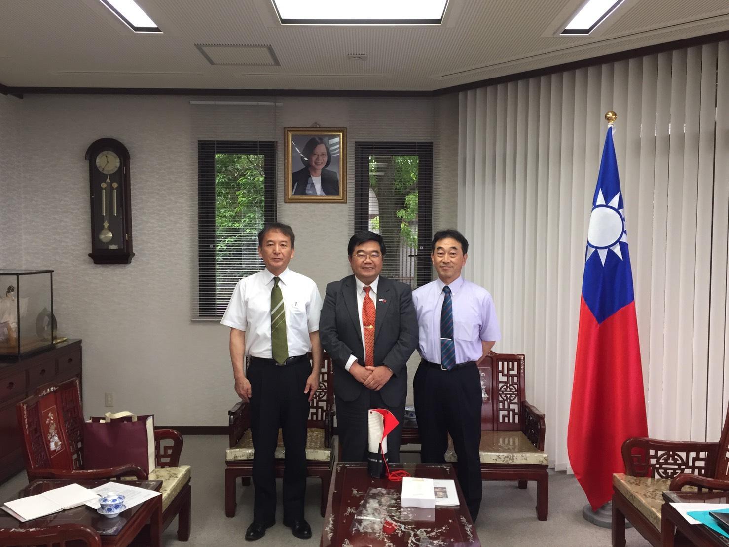 はかた伝統工芸館木村誠館長（左）、三島芳光副館長（右）