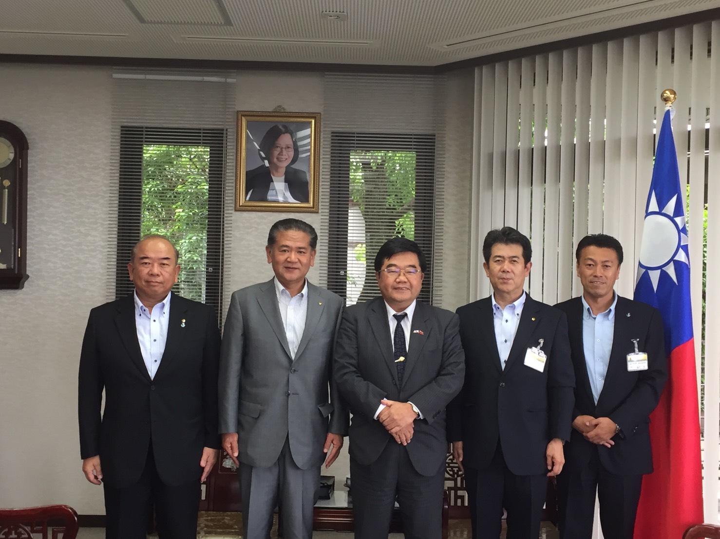 八代市中村博生市長(左二)