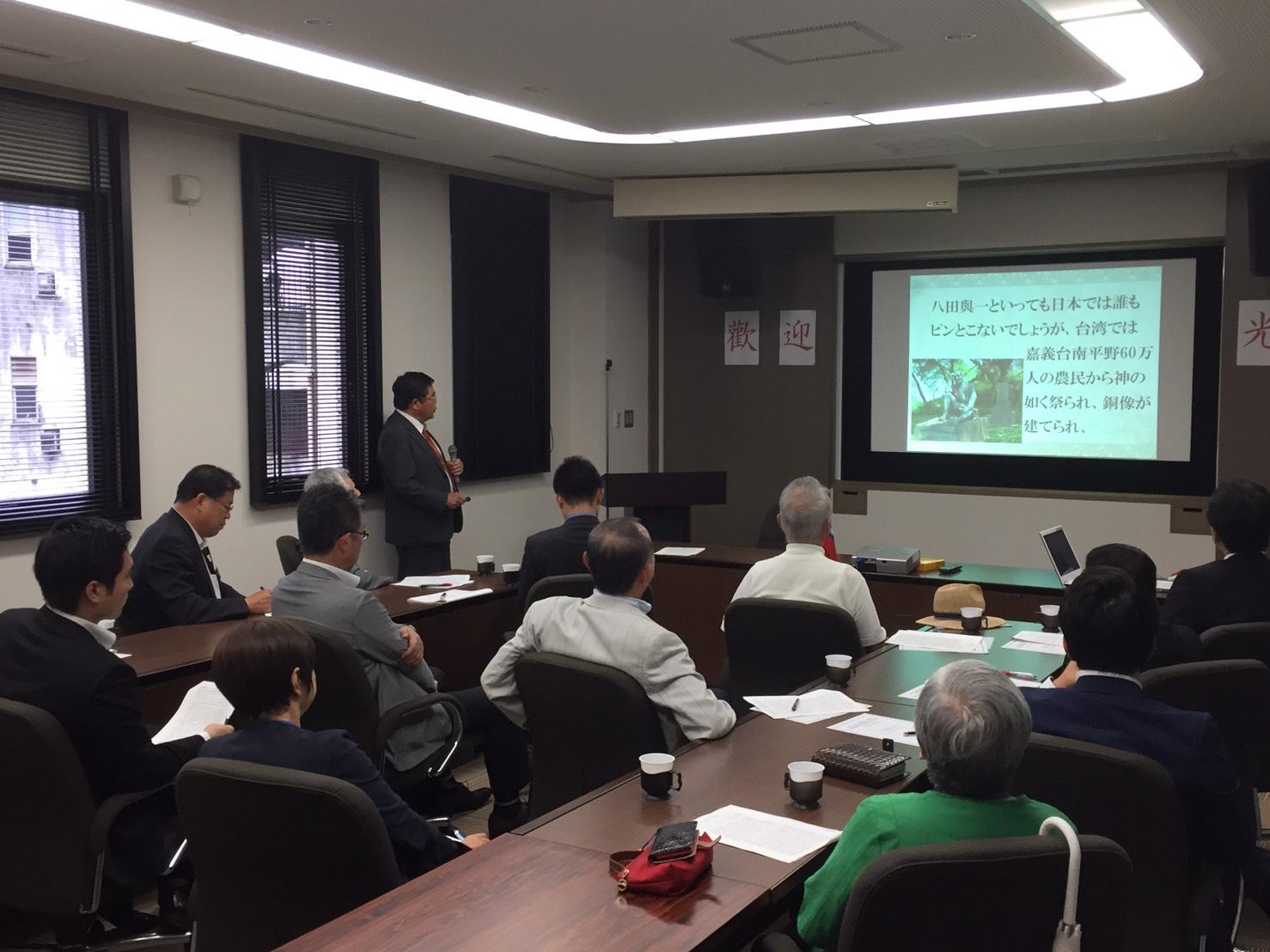 6月27日、当弁事処のお招きにより福岡県中小企業経営者協会等一行計18名が参加した。当弁事処で戎総領事が「台湾人が尊敬する日本精神」を題として講演会を行った。