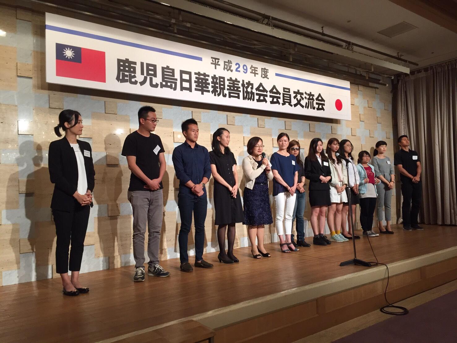 鹿児島蓬莱会会長陳怡如(左五、マイクを持っています)