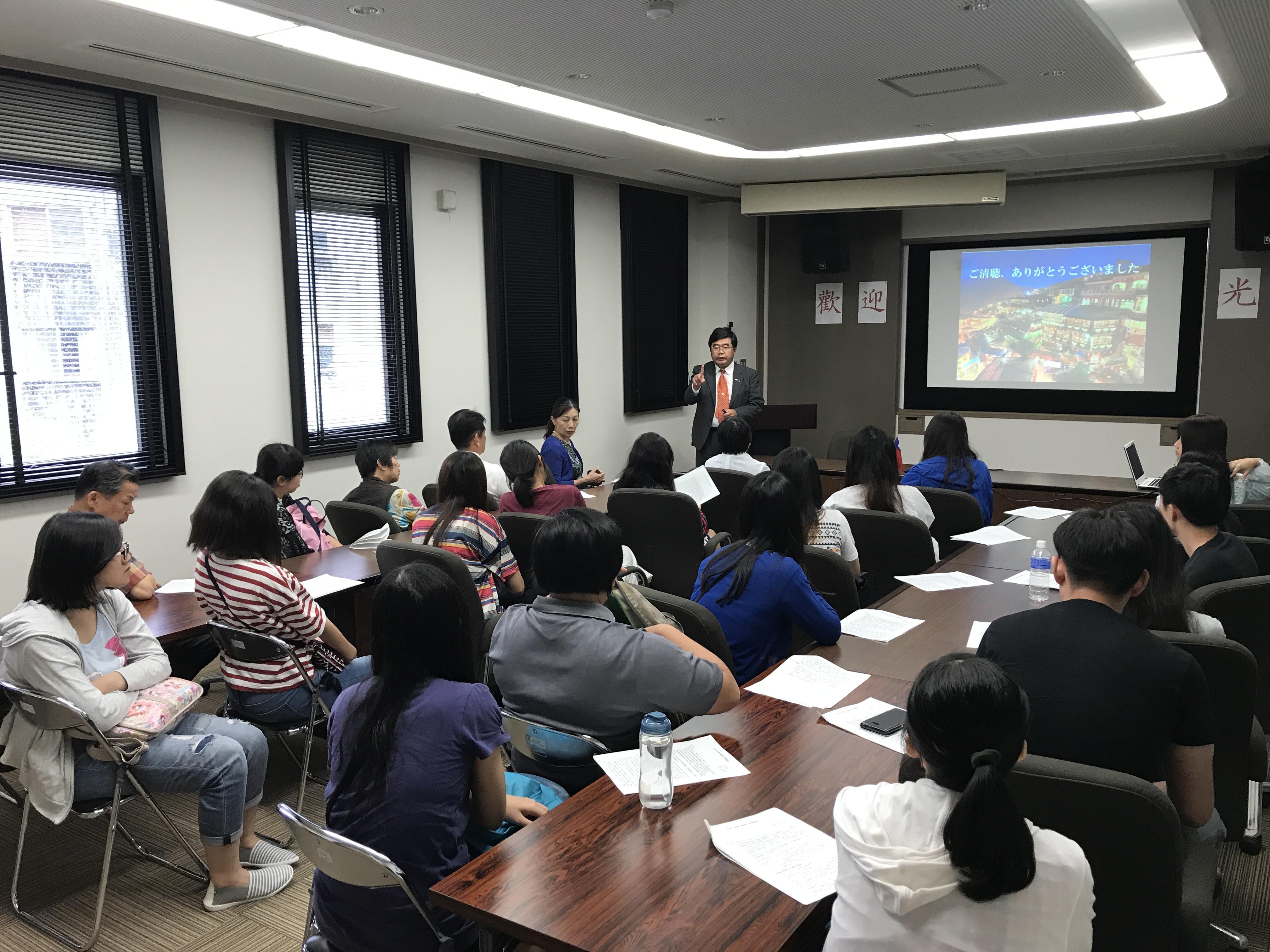 7月4日、当弁事処のお招きにより文化大学等一行計22名が参加した。当弁事処で戎総領事が「九州と台湾の強固な信頼関係」を題として講演会を行った。