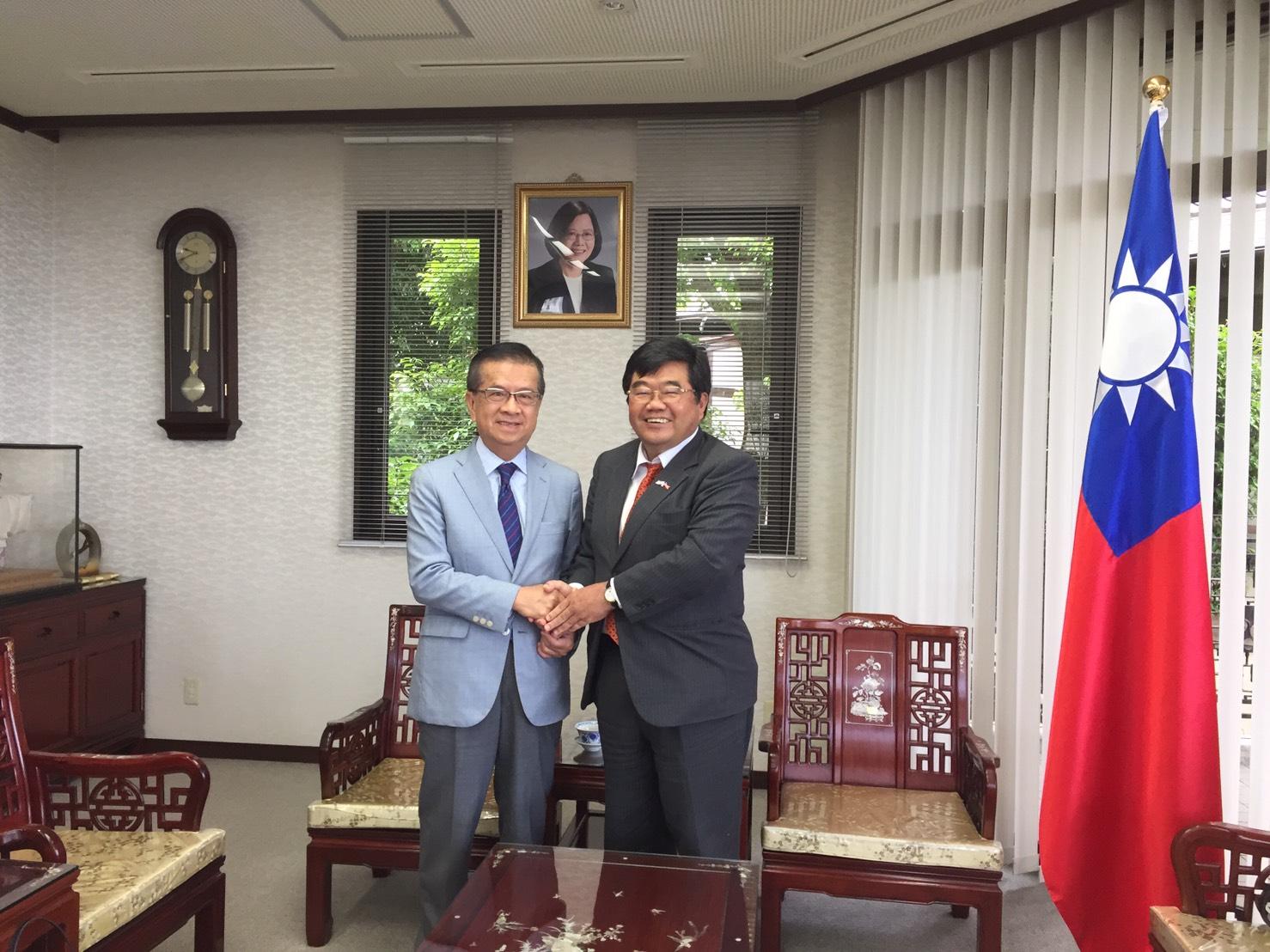 総統府徐重仁国策顧問（左）が本処を視察。