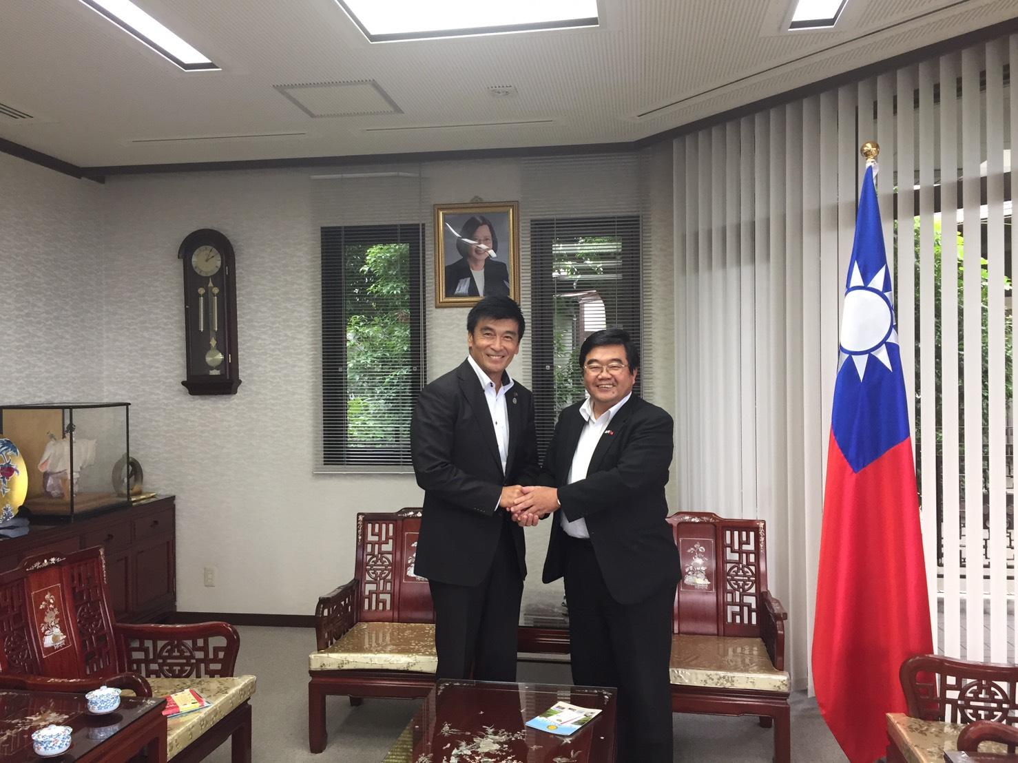 中間市福田健次市長(左)