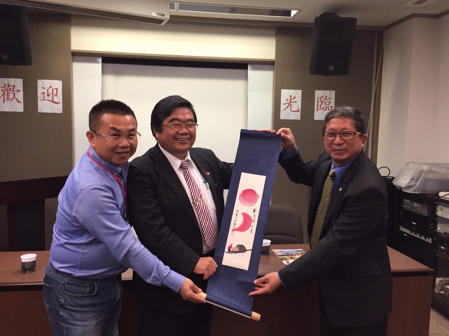 大埔里地区観光発展協会　理事長廖嘉展（右）、名誉理事長茆晉(日牂)（左）