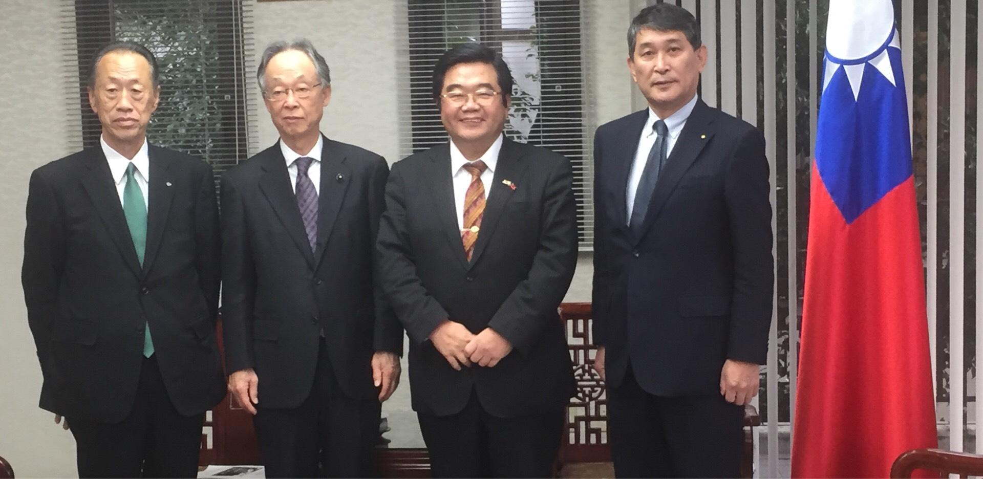 佐賀県日台友好促進議員連盟石井秀夫会長(左二)