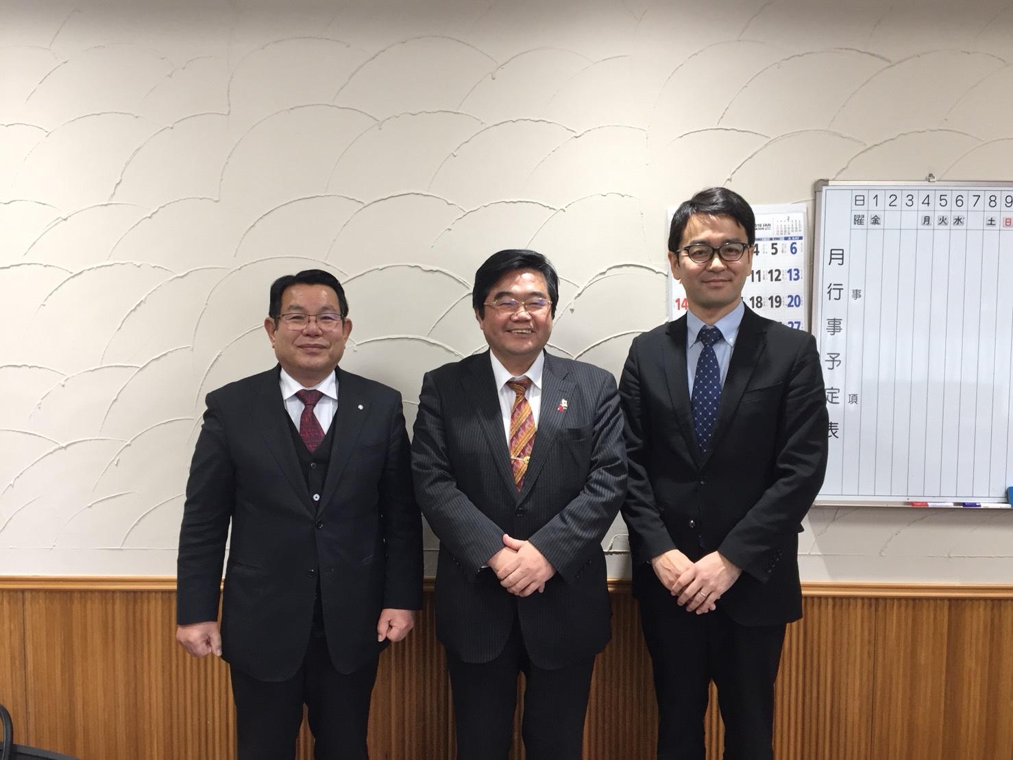 東峰村村長澁谷博昭（左）、副村長岩橋忠助（右）