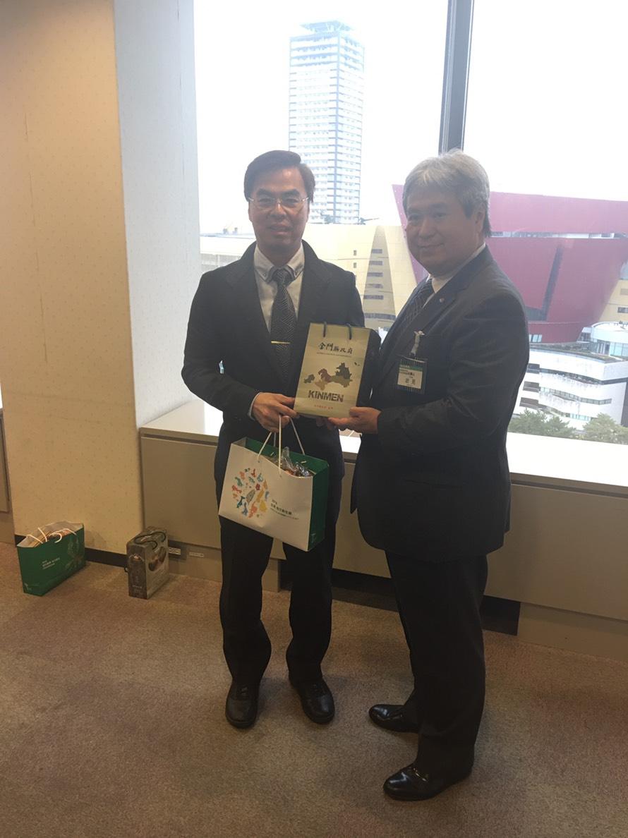 北九州市役所新成長戦略推進部岩見部長（右）