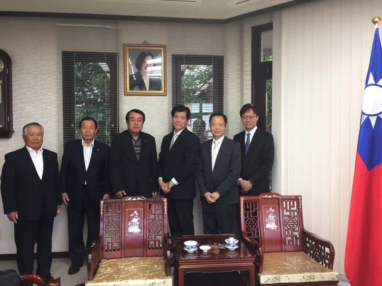 宮崎県日台友好議員連盟会長星原透（左三）