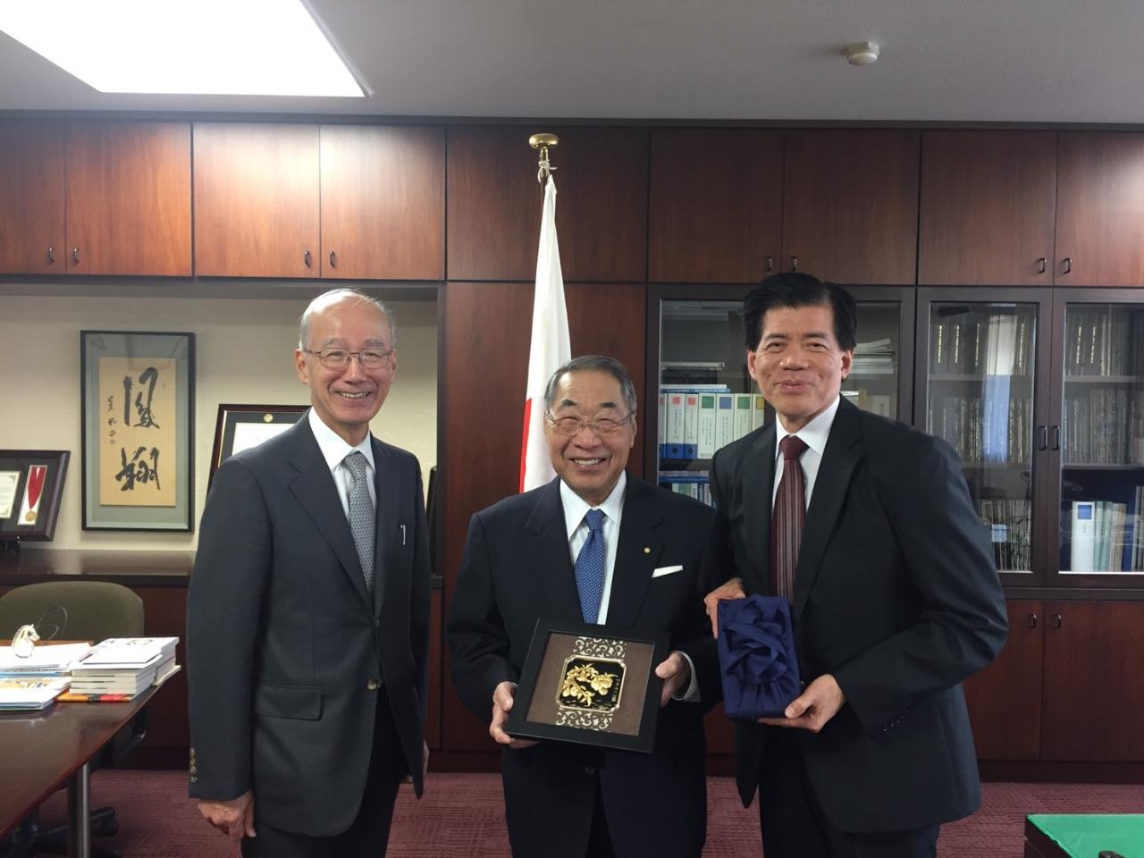 福岡工業大学鵜木洋二理事長(中)及び下村輝夫校長(左)