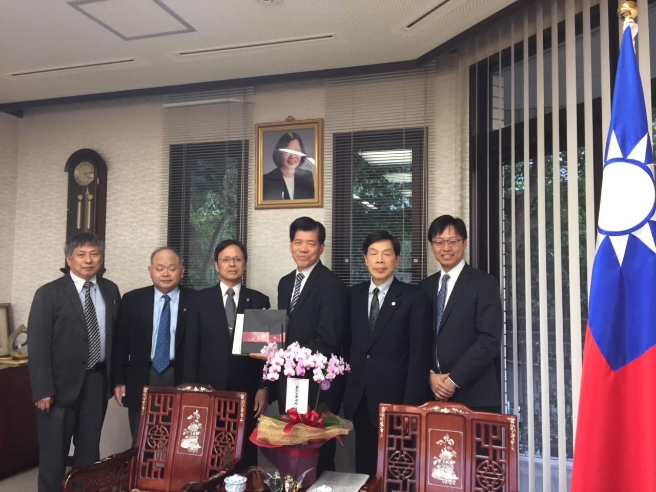 九州歯科大学理事長学長西原達次(左三)、副学長理事牧憲司(左二)、原田昭和医師(右二)、庄野庸雄医師(左一)