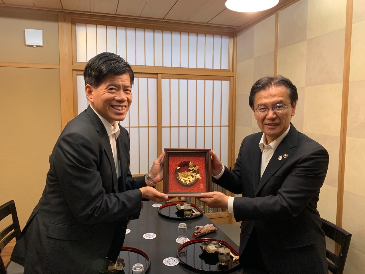 萩市藤道健二市長(右)