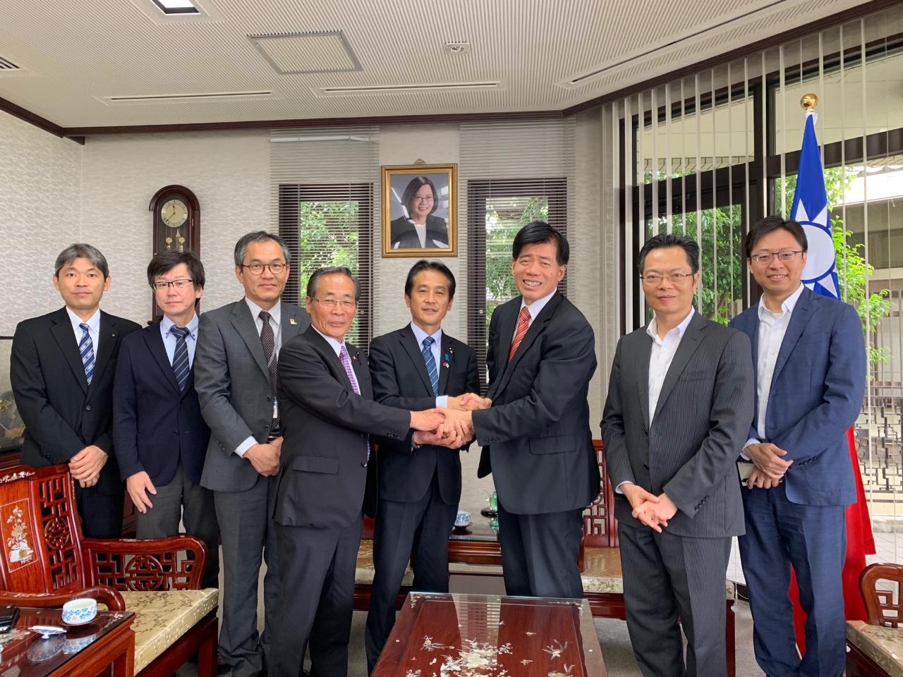 宮崎県議会丸山裕次郎議長（左5）、山下博三副議長（左4）