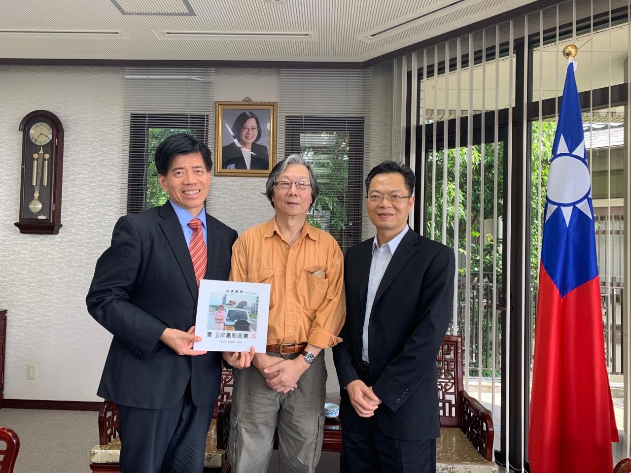 画家曹玉岸氏（中）