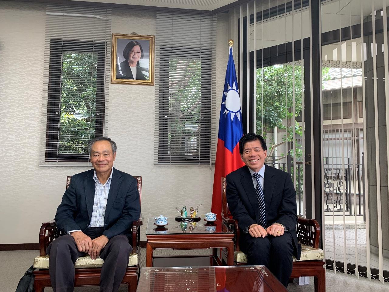 熊本台湾同郷会陳正貴前会長（左）