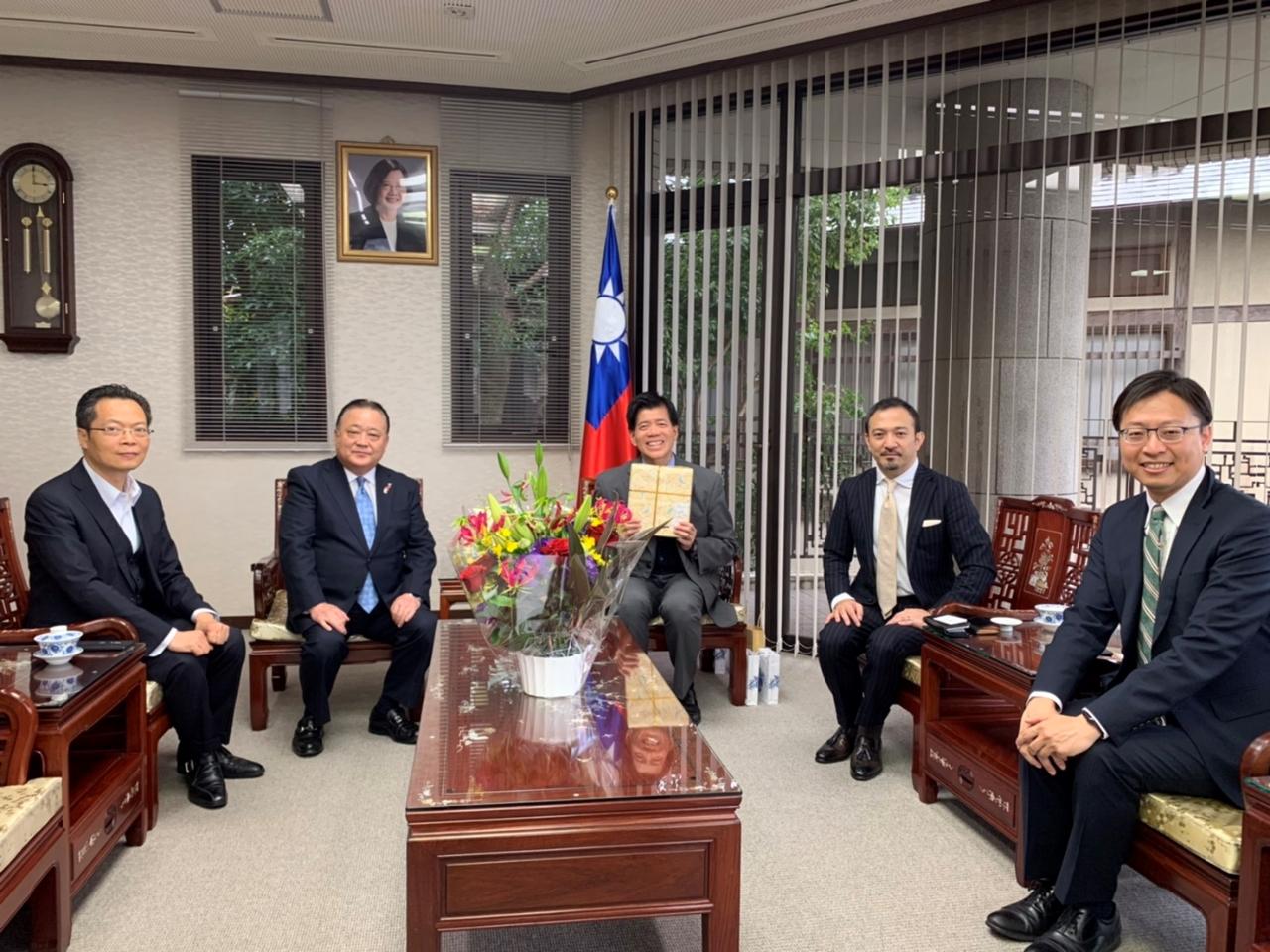 福岡県議会加地邦雄議員（左2）、福岡東ロータリークラブ薙野修二幹事（右2）