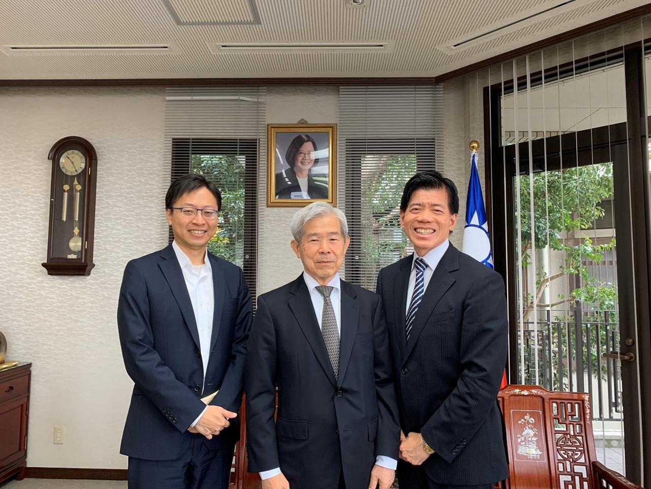 学校法人博多学園廣﨑靖邦顧問（中）