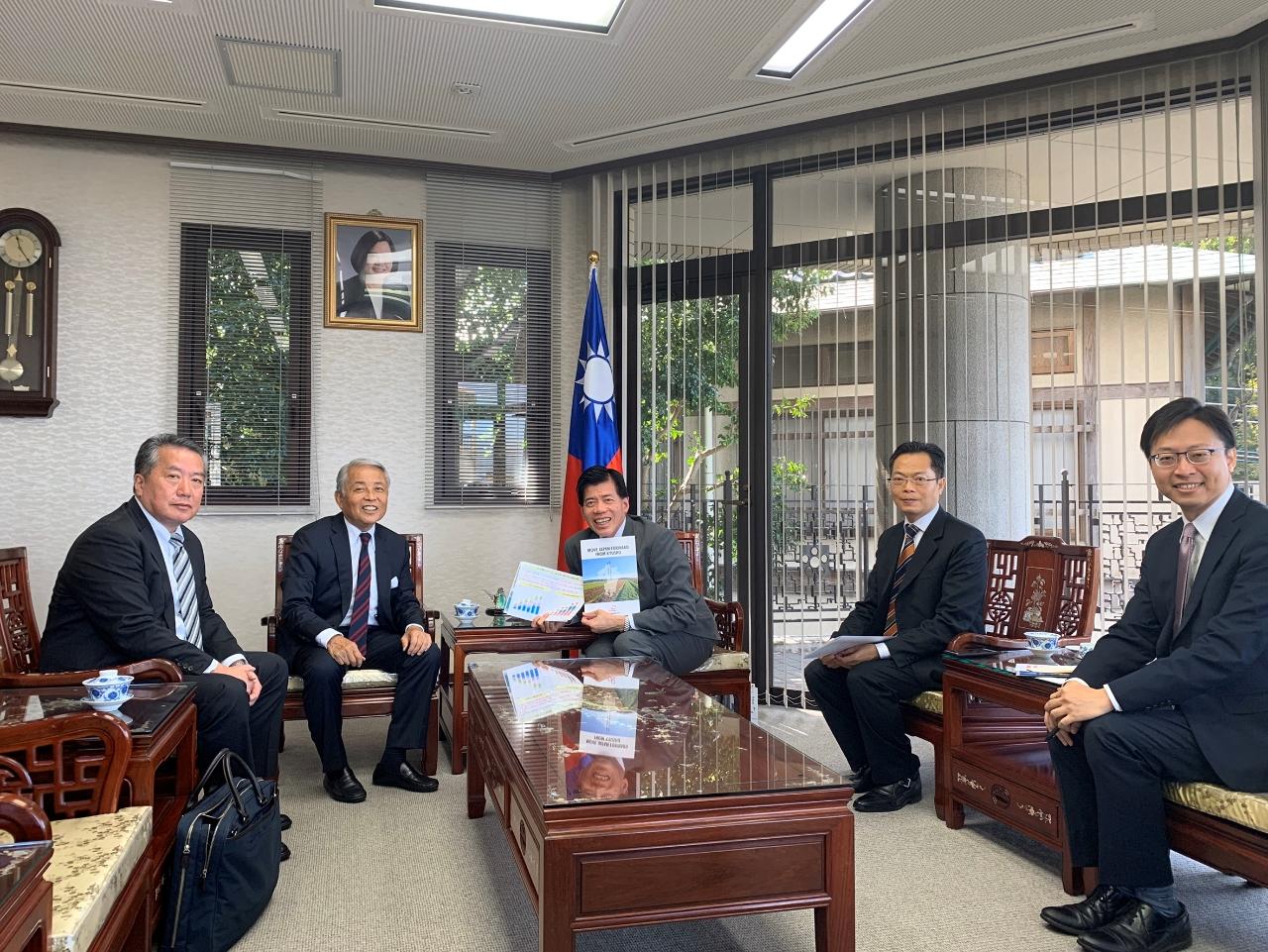 麻生セメント麻生泰会長（左二）