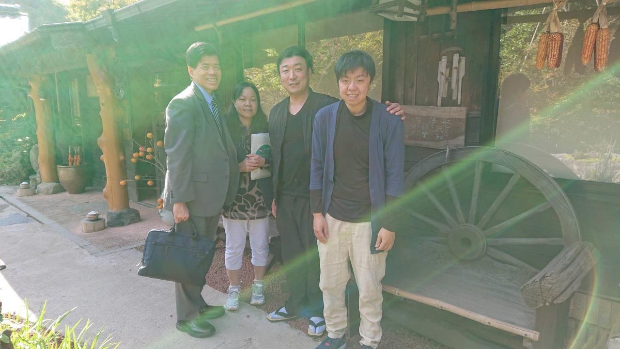 黒川温泉帆山亭帆足幸造社長（右二）