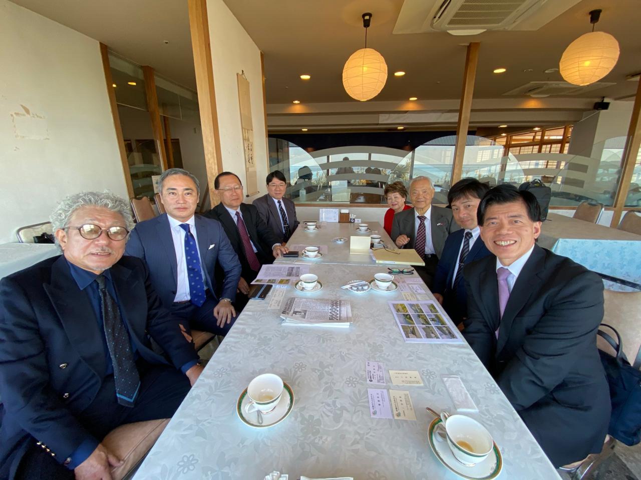 宗像リゾートホテル代表取締役二羽博俊（前左）