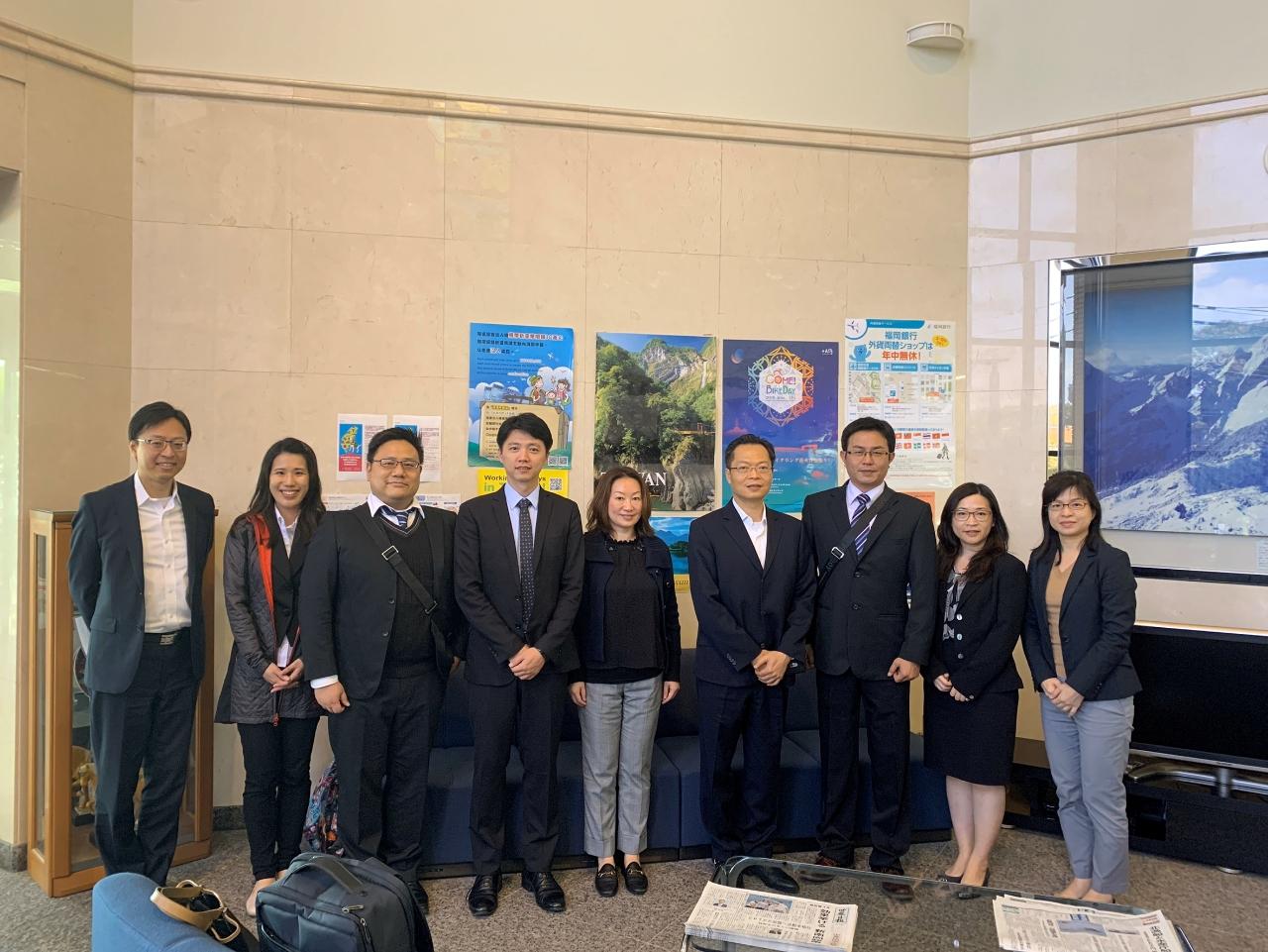 台湾観光協会大阪事務所陳冠竹所長（左四）