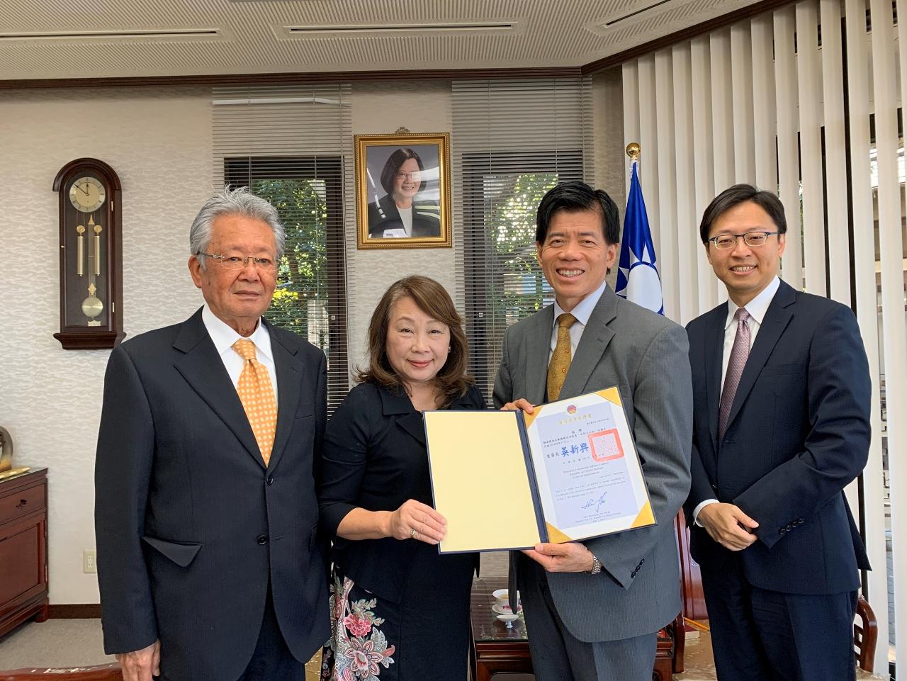 海佳慧僑務促進委員（左二）