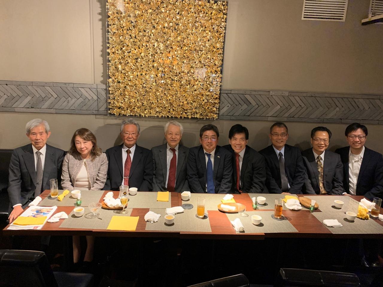 学校法人博多学園八尋太郎理事長(左五)