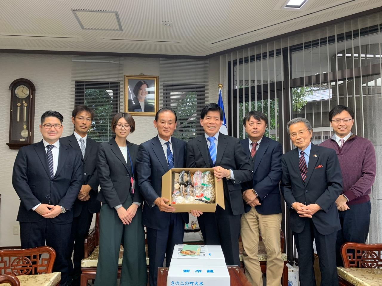 大木町ひしのみ国際交流センター石川潤一理事長（左四）