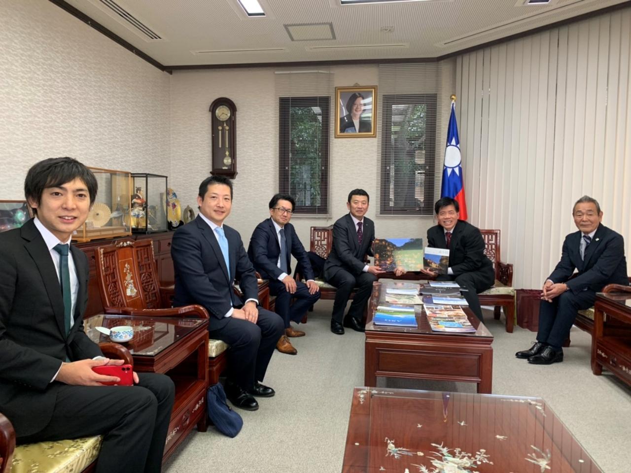 南小國町高橋周二町長(左四)、観光協会平野直紀会長(左三)